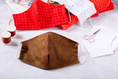 El yapımı koruyucu yüz maskeleri. DIY Antivirüs pamuk maskesi. 