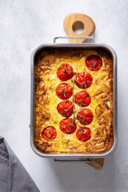 Beton zeminde sebzeli kraker, lahana ve bütün vişneli domatesli lezzetli turta. Vejetaryen mutfağı. Üst görünüm.