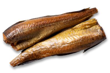 Beyaz arka planda izole edilmiş iki sıcak füme pollock balığı. Üst görünüm. 