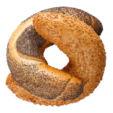 Beyaz arka planda izole edilmiş susamlı ve haşhaş tohumlu iki rulo çörek. Taze pişmiş simitler..