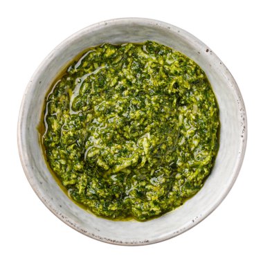 Beyaza izole edilmiş fesleğen sosu. Üst görünüm. 