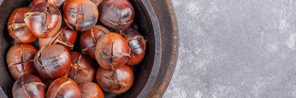 Castanhas Doces Comestíveis Assadas Servidas Frigideira Ferro Fundido Sobre Fundo — Fotografia de Stock