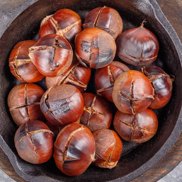 Castagne Dolci Commestibili Arrostite Servite Padella Ghisa Fondo Grigio Vista — Foto Stock