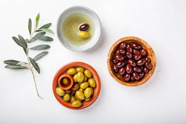 Diversi Tipi Olive Verdi Nere Ciotole Tavolo Bianco Vista Dall — Foto Stock