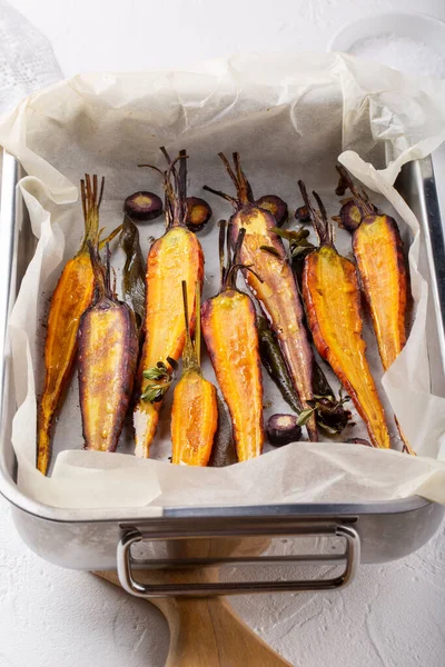 Cenouras Multicores Cozidas Forno Com Ervas Assadeira Branco Conceito Comida — Fotografia de Stock