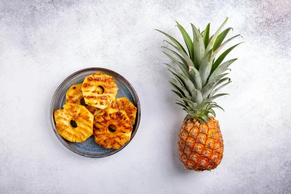 Grilled Pineapple Slices Gray Plate Whole Pineapple Concrete Background Top — Stock Photo, Image