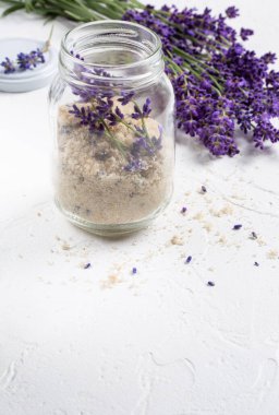 Lavanta aşılı şeker. Beyaz arka planda cam kavanozda taze lavantalı çiçek şekeri.