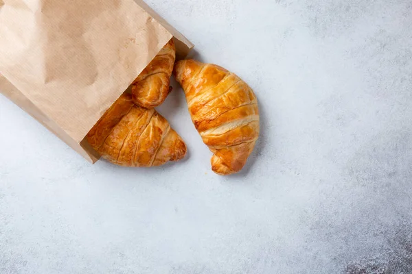 Croissant Papírzacskóban Konkrét Háttérrel Felülnézet Másolás — Stock Fotó