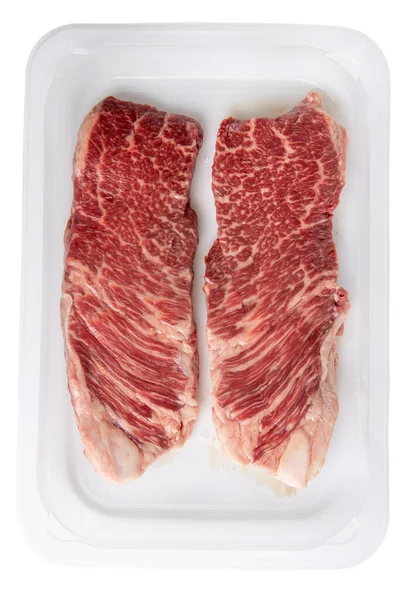 丹佛牛排两个生牛肉牛排放在塑料盘子里 用白色隔开 顶部视图 — 图库照片