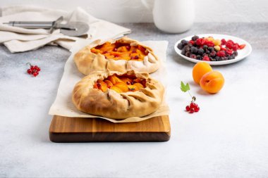 Hafif arka planda meyve salatası. Kayısı ve üzümlü ev yapımı açık turta..