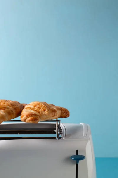 Dos Croissants Calientan Tostadora Sobre Fondo Azul Copiar Espacio —  Fotos de Stock