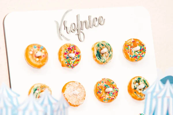 Donut, kek ve çocukların doğum günü için süslemeler.