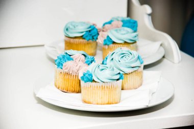 Tatillerde servis edilen tabakta çok lezzetli kekler.