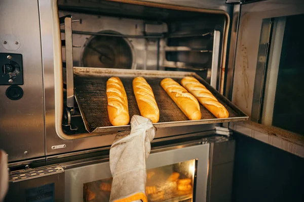 Een Handgemaakte Bakplaat Met Vers Brood Uit Oven — Stockfoto