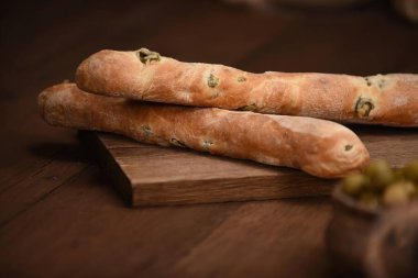 Ahşap zemin üzerinde Ciabatta zeytinli ekmek