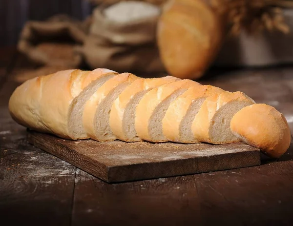 Chleb Krojony Desce Krojenia — Zdjęcie stockowe