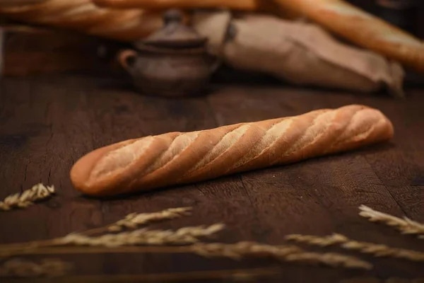 Domácí Bagetový Chléb Dřevěném Stole — Stock fotografie