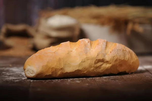 木制背景的新鲜自制面包面包 — 图库照片
