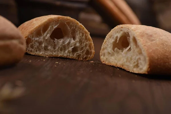 在木制背景下切碎的Ciabatta面包的特写 — 图库照片