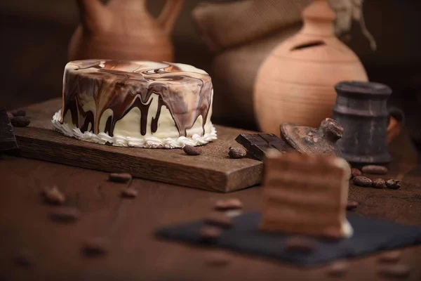 Sabroso Pastel Crema Chocolate Sobre Tabla Madera Rebanada Misma Torta — Foto de Stock