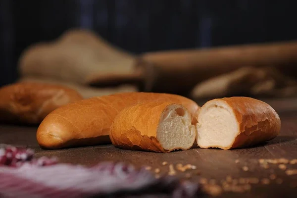 木制桌子上新鲜美味的自制面包 — 图库照片
