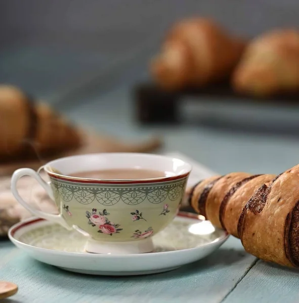 Croissant Com Chocolate Xícara Café Tábua Madeira Branca — Fotografia de Stock