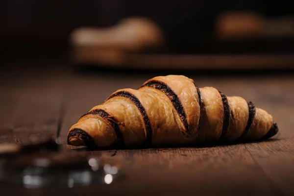 Házi Készítésű Croissant Kakaókrémmel Fából Készült Asztalon — Stock Fotó