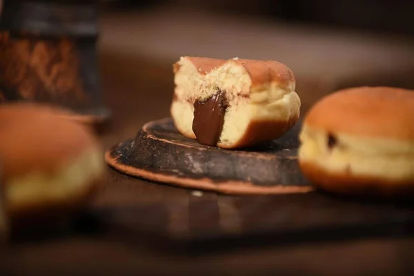 Donuts Mit Schokoladencreme Auf Dunklem Hintergrund — Stockfoto