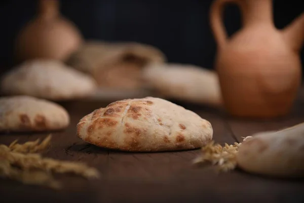 Ahşap arka planda ev yapımı lepinja ekmeği