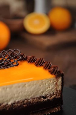 Turuncu kapaklı lezzetli kremalı pasta ve çikolatalı süsleme.
