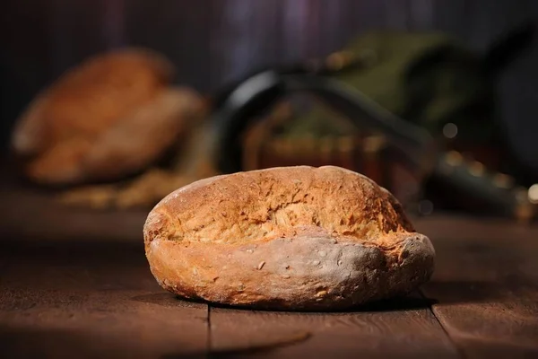 Bochník Domácí Chutné Chleba Dřevěném Pozadí — Stock fotografie