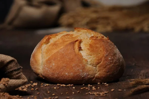 Świeży Bochenek Domowego Chleba Drewnianym Tle — Zdjęcie stockowe