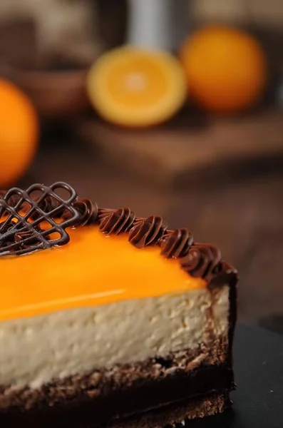Kawałek Smacznego Ciasta Kremowego Pomarańczowym Top Dekoracji Czekoladowej Centrum Uwagi — Zdjęcie stockowe