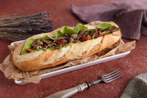 Domuz etli ve marullu sandviç.
