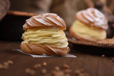 Tahtada kremalı ve şekerli prenses çörekleri