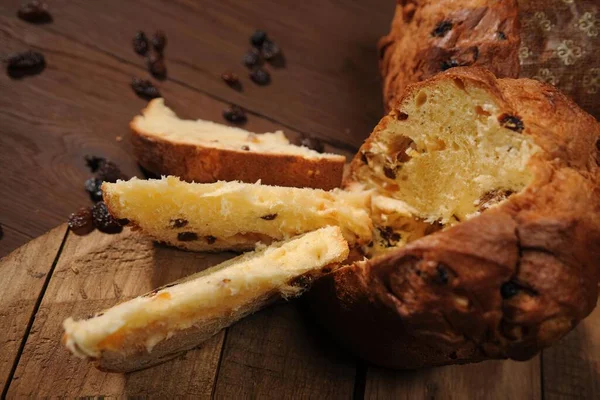Panettone, koyu arkaplanda geleneksel İtalyan tatlısı.