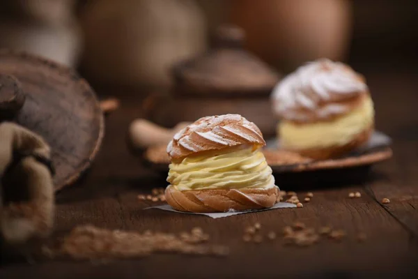 Donuts Princesa Com Creme Açúcar Uma Tábua Madeira — Fotografia de Stock