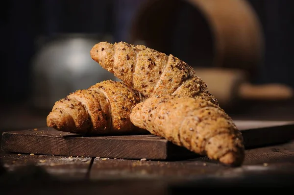 Sladký Domácí Croissant Dřevěné Desce — Stock fotografie