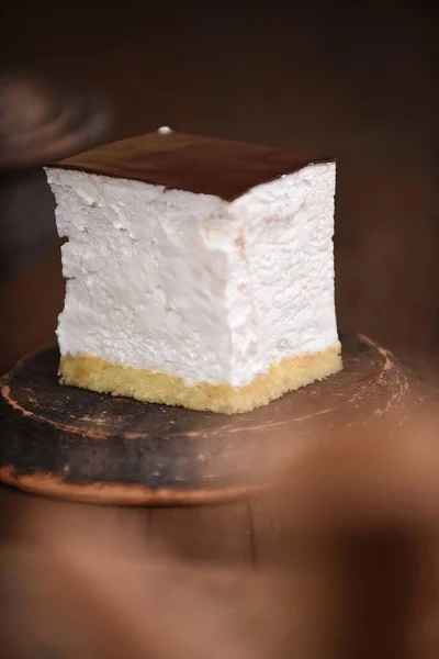Sırp Meringue Dilimleri (Sampita) ahşap masada. Balkanlardan gelen yumurta sarısı kabuğuyla çırpılmış kremalı tatlı..