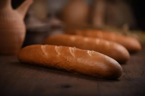 深色背景的新烘焙的面包 — 图库照片