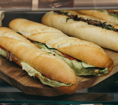 Fırındaki taze sandviçleri kapat.