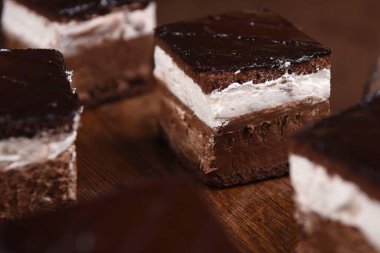 Üstünde bisküvi ve çikolata olan lezzetli kremalı pasta.