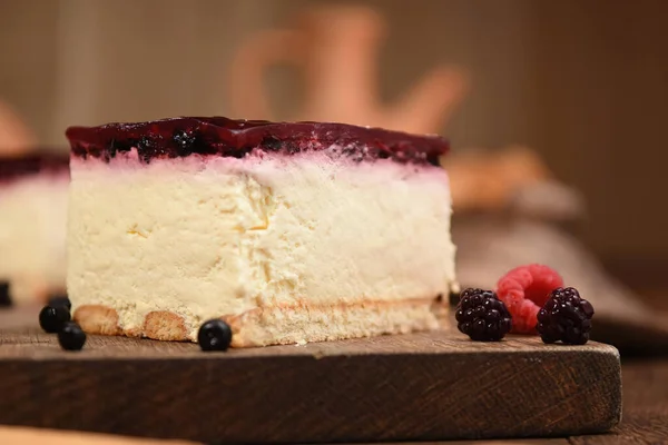 Gâteau Crème Savoureux Avec Mélange Framboises Bleuets Confits Sur Dessus — Photo