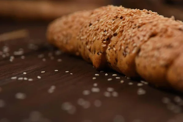 木制背景的自制黑麦面粉面包 — 图库照片