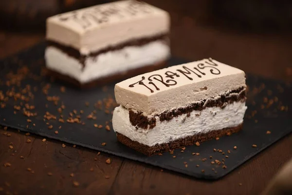 Tarta Crema Tiramisú Servida Sobre Fondo Oscuro — Foto de Stock