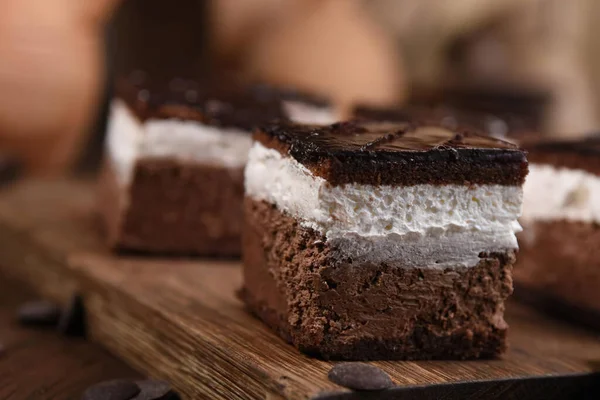 Leckere Sahnetorte Mit Keks Und Schokolade Obendrauf — Stockfoto