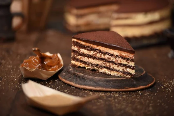 Sabrosa Crema Chocolate Pastel Caramelo Servido Mesa Madera — Foto de Stock