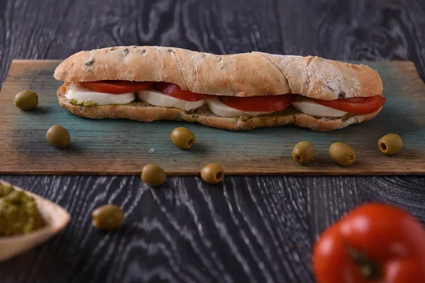 Panino Vegetariano Con Verdure Fresche Mozzarella Olive — Foto Stock