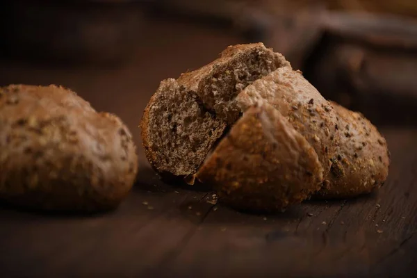 深色背景的自制新鲜全麦面包 — 图库照片