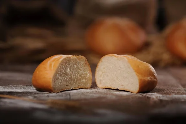 半切面包 木制背景的自制面包 — 图库照片